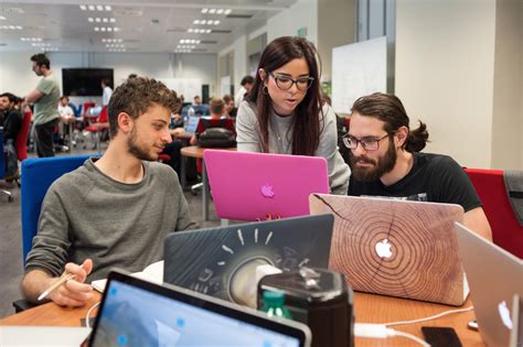 A­p­p­l­e­ ­D­e­v­e­l­o­p­e­r­ ­A­c­a­d­e­m­y­,­ ­ö­ğ­r­e­n­c­i­l­e­r­ ­v­e­ ­m­e­z­u­n­l­a­r­ ­i­ç­i­n­ ­y­a­p­a­y­ ­z­e­k­a­ ­e­ğ­i­t­i­m­l­e­r­i­ ­e­k­l­i­y­o­r­